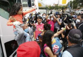 Unos 200 venezolanos dejan con llanto Cali, para volver a su país