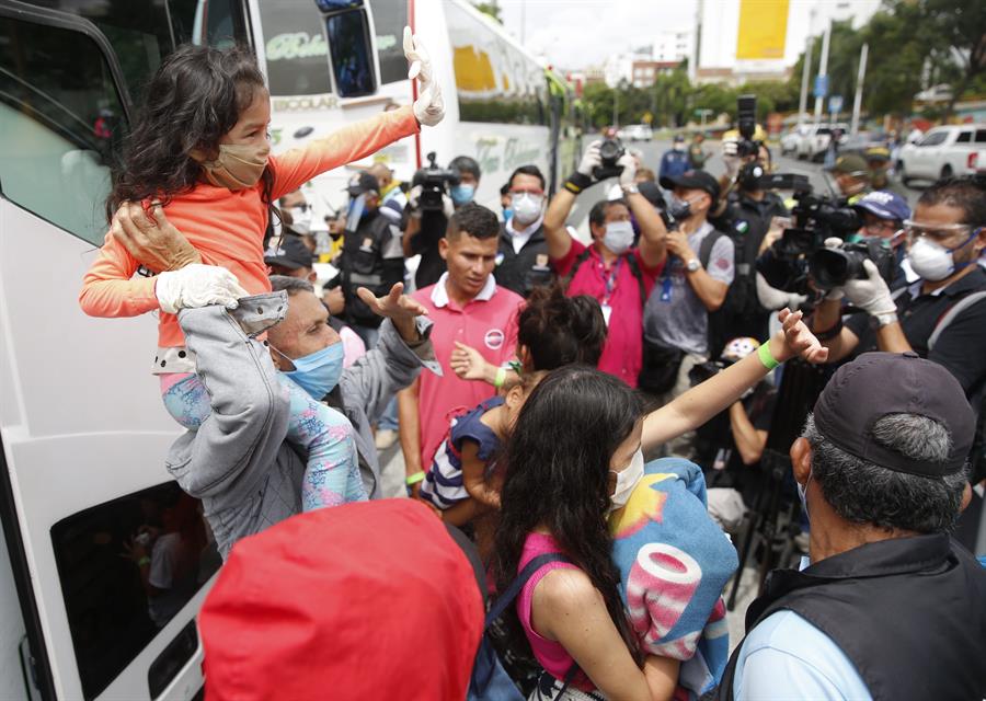 Unos 200 venezolanos dejan con llanto Cali, para volver a su país