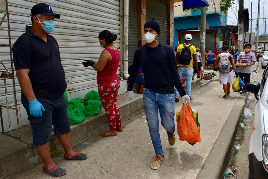 Ecuador investiga sobornos por cadáveres y roza los 5.000 contagios