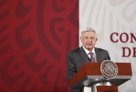 López Obrador acusa a adversarios de usar a famosos como Thalía para atacarlo