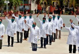 Equipo de médicos cubanos llega a Italia para luchar contra el coronavirus