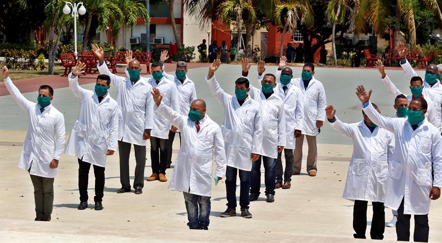 Equipo de médicos cubanos llega a Italia para luchar contra el coronavirus