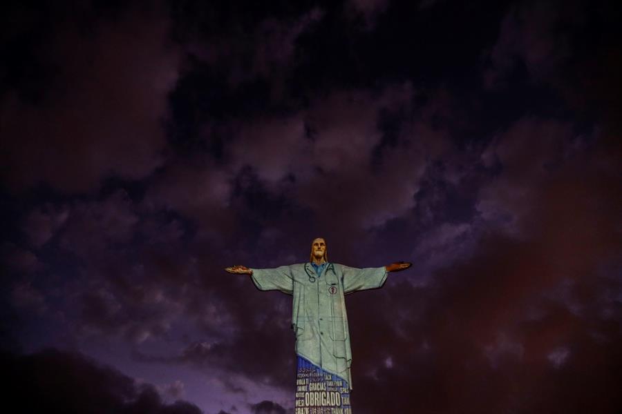 El Cristo de Río se «viste» de médico en homenaje al personal sanitario