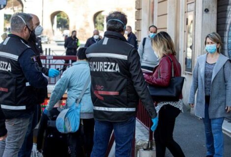 Italia registra una caída general de los contagios pero insiste en la cautela