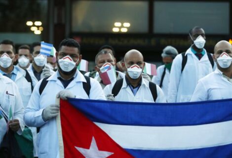 Un grupo de médicos cubanos evalúa la pandemia en México
