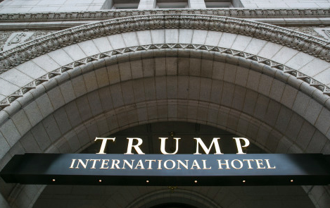 Una corte federal acepta una demanda contra Trump por su hotel en Washington