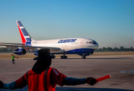 Cuba recibe primer vuelo con 140 cubanos varados en EEUU por el COVID-19