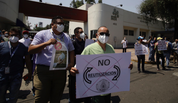 Personal de salud en México denuncia que los obligan a reutilizar mascarillas