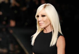 Donatella Versace cumple 65 años entre triunfos y cicatrices