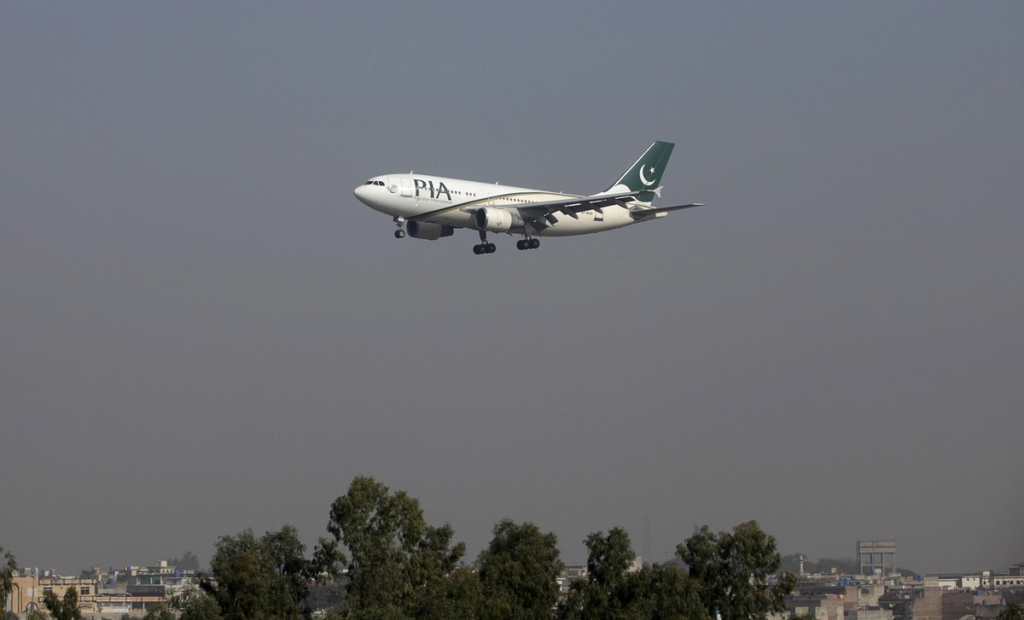 Un avión se estrella en Pakistán con 107 personas a bordo