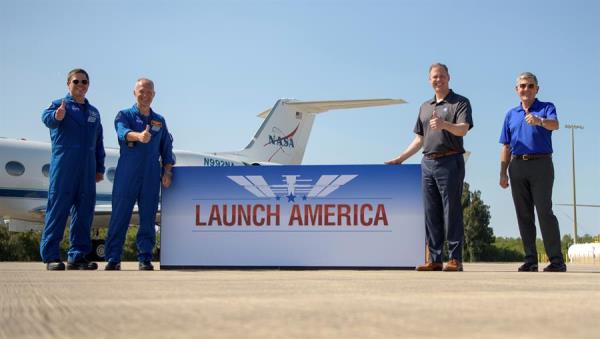 Astronautas de EEUU llegan a Florida para primer viaje tripulado en 9 años