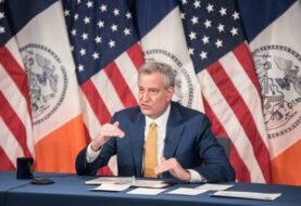 Alcalde de Nueva York acepta tono racial de arrestos por distancia social