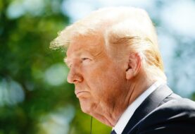 Aumento de contagios en EE.UU. alienta pedidos para que Trump use máscara