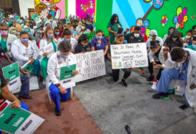 De rodillas, los médicos y enfermeras de Miami honran a Floyd