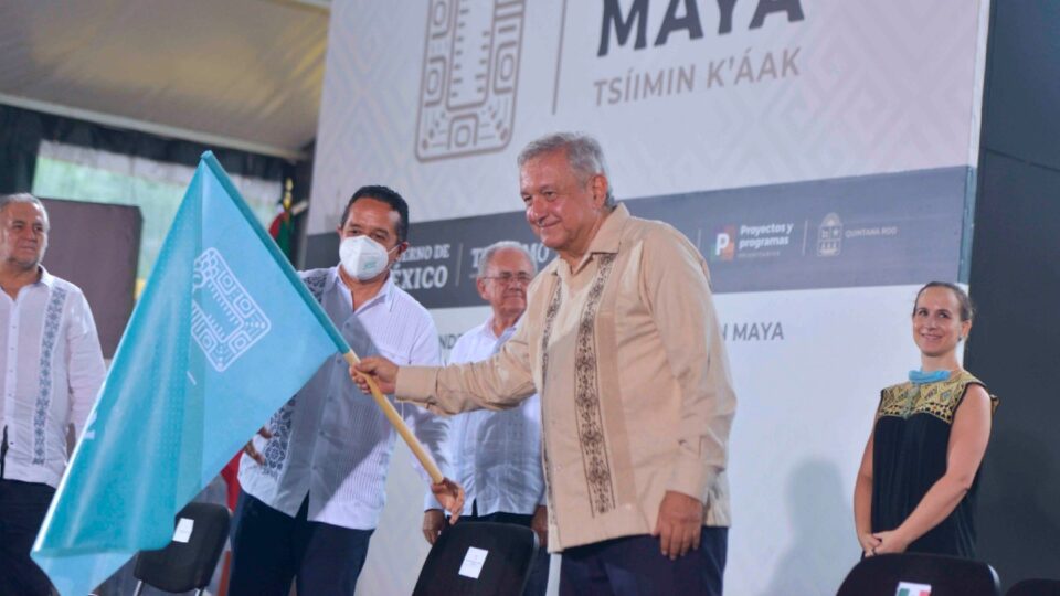 López Obrador dice defender el medioambiente: «Adoro los árboles, los amo»