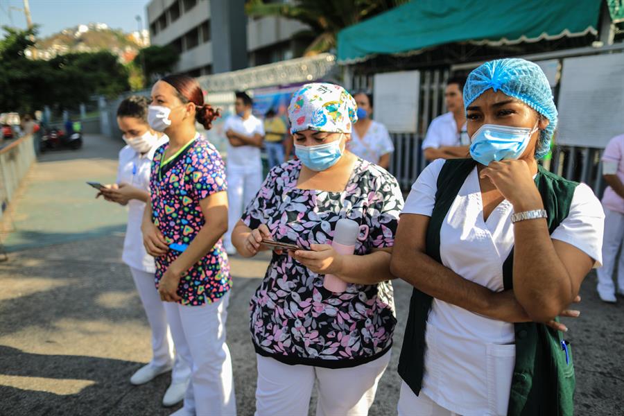 Médicos y enfermeras protestan por descuentos salariales