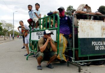 Primeros 300 venezolanos salen de campamento colombiano para volverse