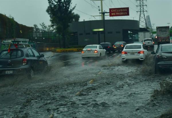 Fuertes lluvias amenazan en el centro y sur de México
