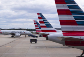 American Airlines advierte que podría suspender a 25.000 empleados