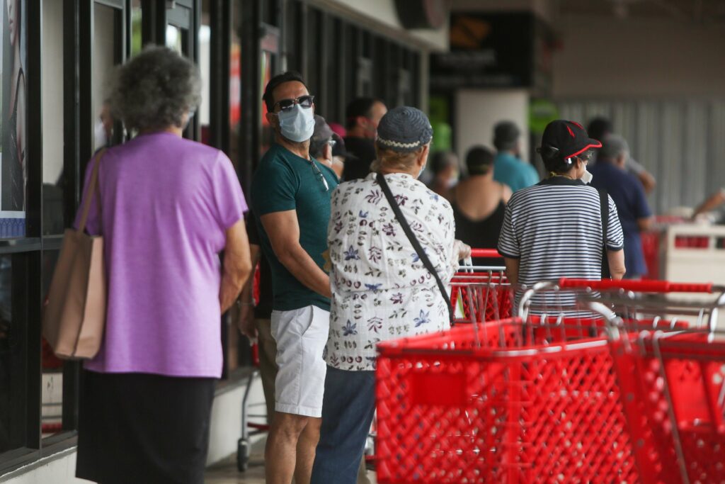 Cliente le escupe a empleado de tienda en Puerto Rico por exigirle usar la mascarilla