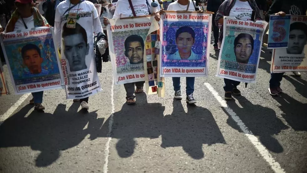 López Obrador ofrece trabajar para resolver el caso Ayotzinapa