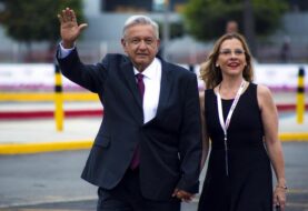 López Obrador pide a sus críticos "no meterse" con su esposa