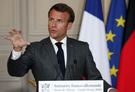 Macron obligará a llevar mascarilla "en todo lugar cerrado"
