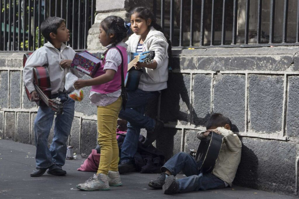 Rescatan a 23 niños de red de trata de personas en el sur de México