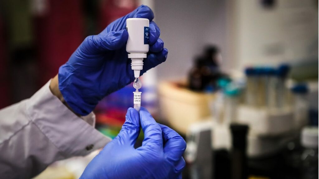 Rusia espera sacar la primera vacuna contra COVID-19
