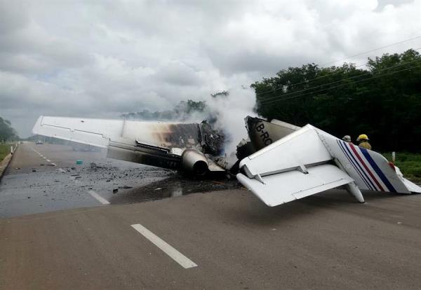 Avioneta venezolana con droga aterriza y es incendiada en una carretera de México