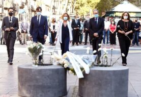 Barcelona recuerda con silencio y flores a las víctimas del atentado de 2017