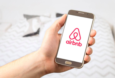 Airbnb prohíbe las fiestas en todos sus alquileres por el COVID-19