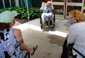 Expertos recomiendan en Florida reabrir los asilos de ancianos a visitantes