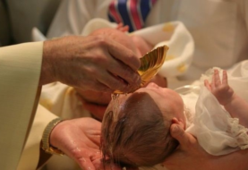 El Vaticano declara "inválida" la fórmula "Nosotros te bautizamos"