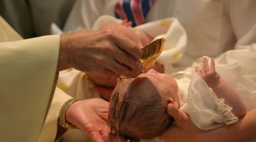 El Vaticano declara «inválida» la fórmula «Nosotros te bautizamos»