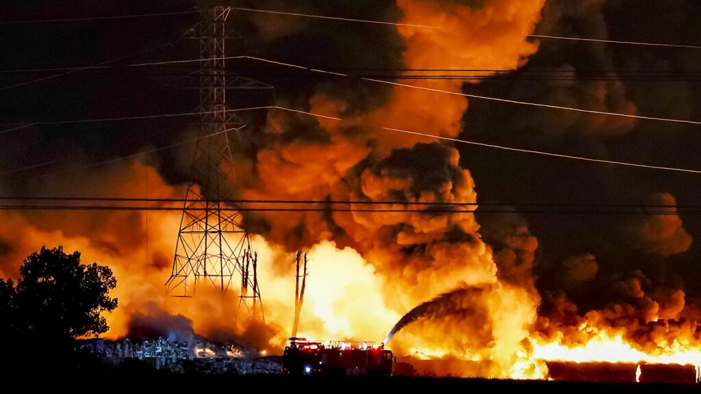 Gigantesco incendio afecta una fábrica de plásticos en EE.UU.