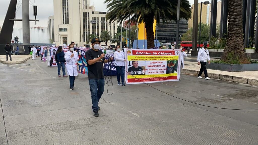 Trabajadores de la salud marchan en México para exigir libertad de médico