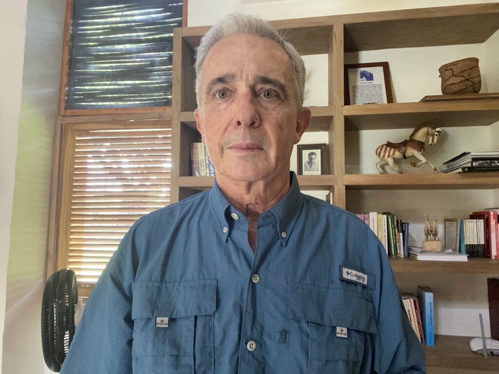 Expresidente Uribe es reseñado como preso y pide «transparencia» en su caso