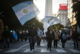 Miles de argentinos marchan contra el Gobierno de Fernández