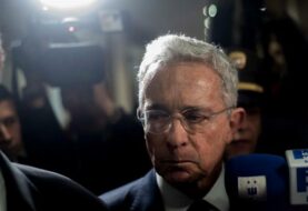 Corte Suprema de Colombia ordena detención domiciliaria al expresidente Uribe