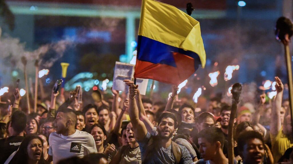 Colombianos comienzan protestas a la sombra de las violencia