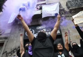 López Obrador dice que protesta de mujeres es una "exageración"