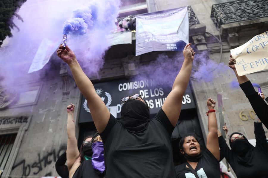 López Obrador dice que protesta de mujeres es una «exageración»