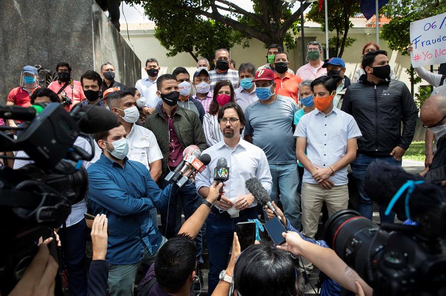 Freddy Guevara deja la Embajada de Chile en Caracas tras 1.040 días