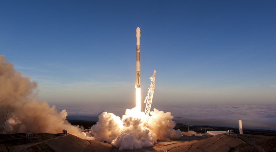 Primera misión operativa de SpaceX a la EEI se atrasa para octubre