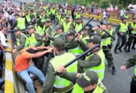 Suspenden de sus cargos a dos policías colombianos por abuso de autoridad