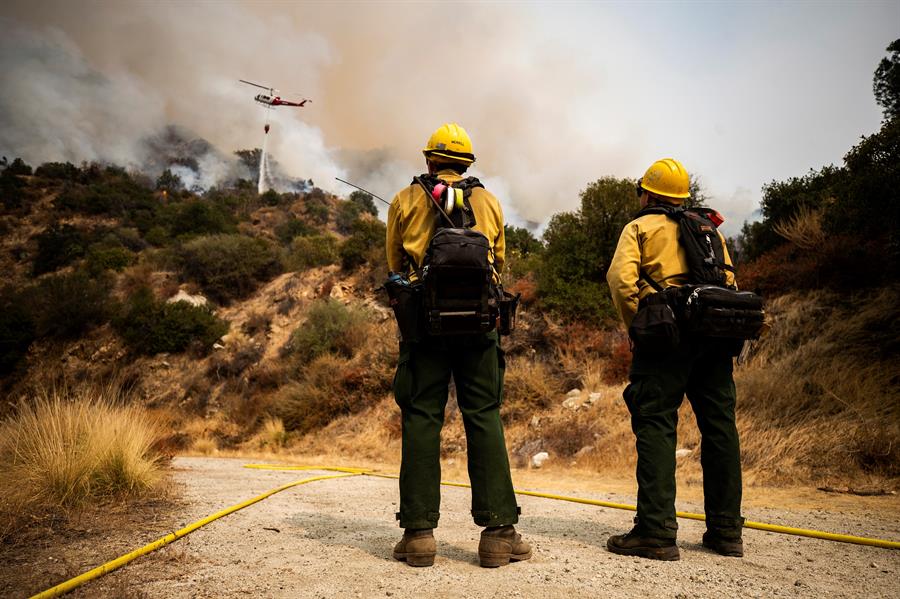 Un incendio cerca de Los Ángeles inquieta a las autoridades por su proximidad