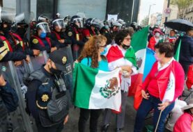 Opositores a López Obrador consiguen acampar en el Zócalo de Ciudad de México
