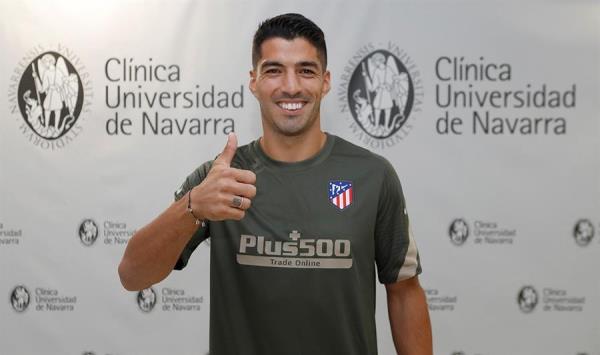 Luis Suárez firma su contrato con el Atlético por dos temporadas