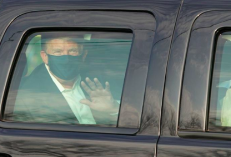 Trump sale del hospital para saludar a simpatizantes desde un auto